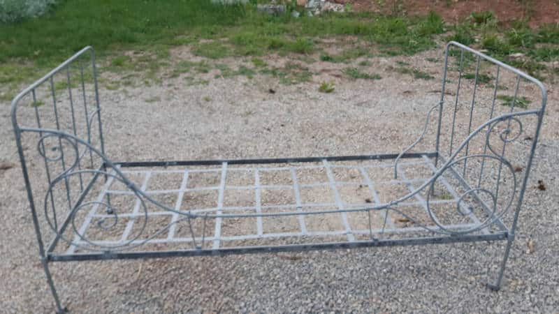 lit-metal-apres-decapage-christophe-aveyron-services-800x450