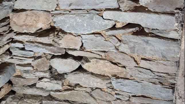 mur-apres-decapage-christophe-aveyron-services-645x1146-645x362