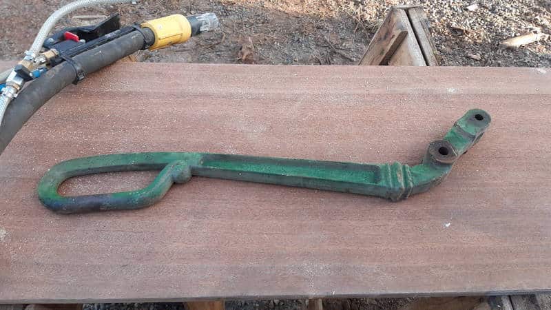poignee-pompe-metal-avant-decapage-christophe-aveyron-services-800x450