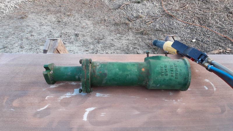 pompe-metal-avant-decapage-christophe-aveyron-services-800x450-800x450
